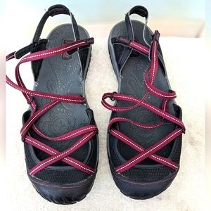 Jambu women's black/magenta closed toe sandals, size 10